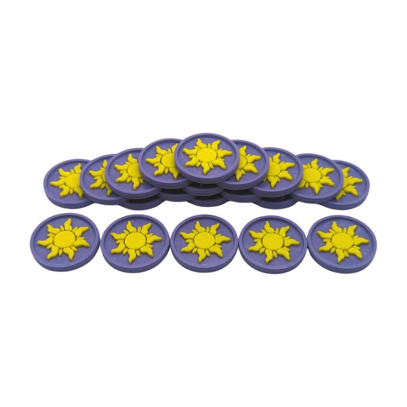 Puede incluir: Una colecci&oacute;n de fichas circulares moradas y amarillas. Cada ficha presenta un dise&ntilde;o de sol amarillo sobre un fondo morado. Las fichas est&aacute;n dispuestas en filas y apiladas, creando una exhibici&oacute;n visualmente atractiva.