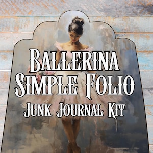 Może przedstawiać: Drewniany szyld z obrazem baletnicy i napisem "Ballerina Simple Folio Junk Journal Kit". Szyld ma dekoracyjny kształt i jasnoniebieskie i białe drewniane tło.