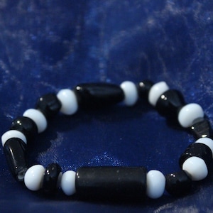 Handmade monochrome-themed black and white glass stretch bracelet.