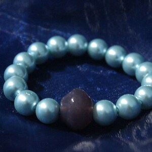 Handmade pearl-minimalism-themed stretch bracelet.