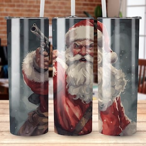 Puede incluir: Juego de tres vasos de acero inoxidable con un diseño de Papá Noel. La ilustración muestra a Papá Noel sosteniendo un arma, vestido con un traje rojo con ribete de piel blanca y un gorro rojo. El fondo es de estilo acuarela.