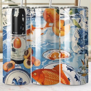 Puede incluir: Tres vasos de acero inoxidable con un diseño azul y blanco con melocotones, naranjas y peces dorados. Los vasos tienen un acabado brillante y son perfectos para el uso diario.