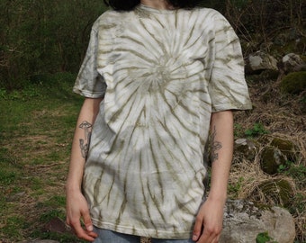 Natürlich gefärbtes Spiral Batik T-Shirt. Beifuß, Schwarznuss, Fichtenzapfen. 100% Baumwolle