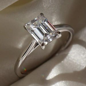 Anel solitário catedral com corte esmeralda de 3 quilates, anel de noivado solitário com moissanita de corte esmeralda, anel solitário em ouro maciço 14k com corte esmeralda para presente.