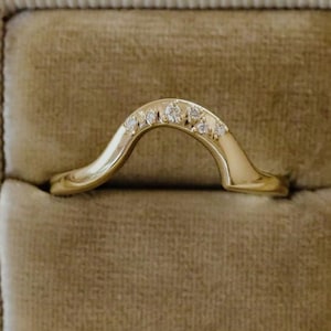 14k Solid Gold Curved Wedding Band Ring with Scattered Round Cut Moissanite Bridal Band Ring, Stackable Band, Chunky Fluid Curve Band Ring