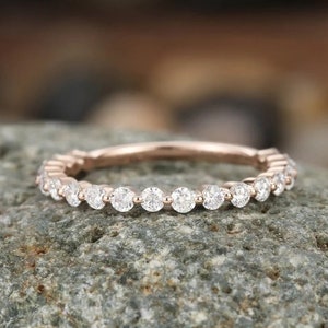 Runder geschnittener farbloser Moissanit-Hochzeitsring, minimalistisches Band, stapelbar, 3/4-Eternity-Band, 14K Rosegold-Band