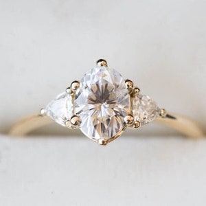 Anello di fidanzamento con tre pietre di moissanite taglio ovale e trilione, anello di promessa in oro giallo massiccio 14k, anello semplice per anniversario, anello con tre pietre