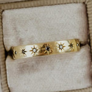 Alliance en or massif 14 carats avec diamants et onyx noirs taille ronde, anneau de mariée assorti, anneau empilable demi-éternité gravé avec étoile pour femme