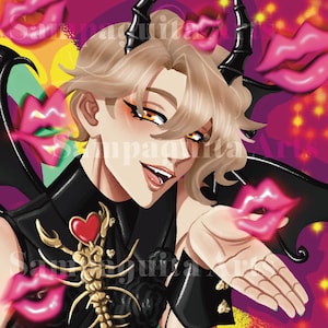 Puede incluir: Una ilustración digital de una persona con cabello rubio y cuernos de diablo que lleva un atuendo negro con un diseño de escorpión y rodeado de labios rosas.