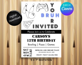 Puede incluir: Una invitación imprimible en blanco y negro para una fiesta de cumpleaños número 12. La invitación presenta un pin de bolos, una bola de bolos, un mando de videojuegos, una rebanada de pizza y el texto "You're Invited" con el nombre Carson. La invitación también incluye la fecha, la hora y la ubicación de la fiesta.