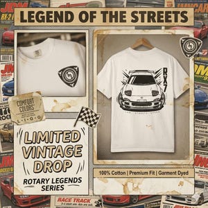 Pode incluir: Uma t-shirt branca de manga curta com um gráfico preto de um carro RX7 nas costas e um pequeno símbolo de motor rotativo no peito. O design inclui o texto RX7 e JDM STREETS SPEED. A t-shirt é exibida num cabide de madeira.
