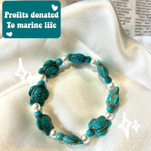 Armband med pärlor i turkos sköldpadda, vinsten doneras till havsbevarande