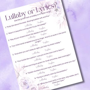 以下が含まれることがあります： 「Lullaby or Lyrics?」というタイトルと歌詞が書かれた薄紫色の紙。歌詞には番号が振られ、「Lullaby」と「Taylor」という言葉が含まれています。隅には花のアクセントがあります。