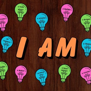Può includere: Un poster motivazionale con le parole "I AM" in grandi lettere arancioni. Intorno alle parole ci sono lampadine di diversi colori e frasi come "un sognatore", "un giocatore di squadra", "uno scienziato", "un costruttore", "un designer", "un ingegnere", "un leader", "un creatore", "un risolutore di problemi", "un lavoratore duro", "un pensatore" e "un creatore".
