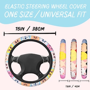 K&ouml;nnte beinhalten: Ein elastischer Lenkradbezug in Universalgr&ouml;&szlig;e mit einem Durchmesser von 38 cm und einer Breite von 4 cm. Der Bezug zeigt ein buntes Rastermuster aus Cartoon-Gesichtern. Der Text auf dem Bild lautet: ELASTIC STEERING WHEEL COVER ONE SIZE / UNIVERSAL FIT.