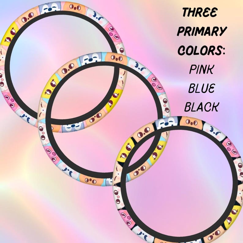 K&ouml;nnte beinhalten: Drei kreisf&ouml;rmige Lenkradbez&uuml;ge mit einem sich wiederholenden Muster aus Cartoon-Gesichtern in Pink, Blau und Gelb. Der Text rechts lautet: THREE PRIMARY COLORS: PINK BLUE BLACK. Jeder Bezug hat einen dicken schwarzen Rand und eine glatte Oberfl&auml;che.