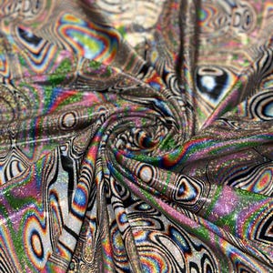 Abstracto psicodélico con remolinos sobre nailon y spandex holográficos metálicos