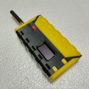 Puede incluir: Una taza de cerámica blanca con un asa negra y el texto "But First, Coffee" en un estilo manuscrito. La taza está sobre una superficie blanca. La taza mide aproximadamente 10 cm de alto.