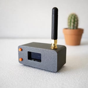 Heltec V3 3Dプリントケース（MeshtasticおよびMeshCore用、18650バッテリースロット、デュアルボタン、USB-Cアクセス付き）