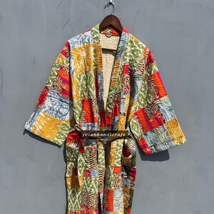 Pode incluir: Uma bata acolchoada de patchwork de cores vibrantes com cinto para amarrar. A bata apresenta uma variedade de padrões, incluindo estampas florais, geométricas e de animais. A bata é feita de algodão e é perfeita para relaxar em casa.