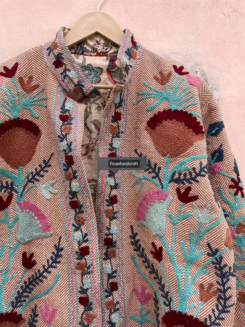 Manteau veste brodé main Suzani en coton, vestes d'hiver et d'été pour femmes, cadeau de demoiselle d'honneur, robe kimono, veste kantha florale de mariage, manteau image 2