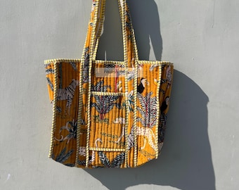 Bolsa de veludo artesanal com estampa de selva, estilo boho.