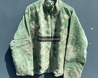 Puede incluir: Chaqueta de terciopelo verde salvia con intrincados bordados florales. La chaqueta tiene cuello alto, cremallera completa y forro a rayas. El texto "Fezanhandicraft" está impreso en la parte delantera.