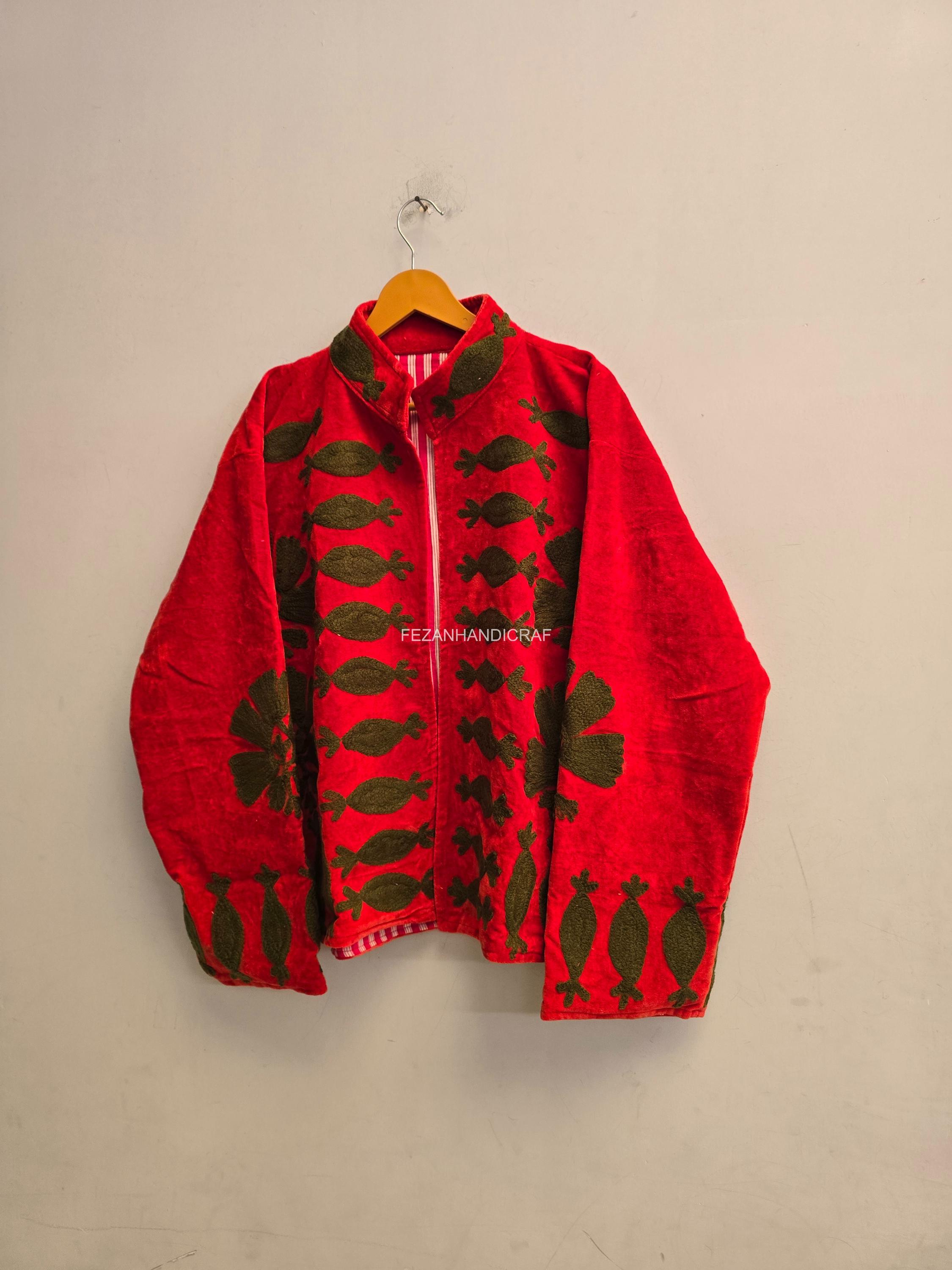 赤いベルベットの刺繍入りスザニジャケット、ボヘミアンシックな