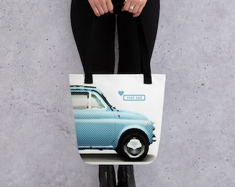 Puede incluir: Una bolsa de tela blanca con un diseño de coche Fiat 500 azul y un corazón sobre el texto "FIAT 500".