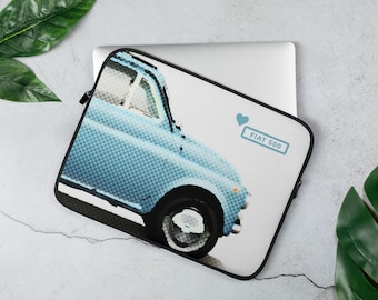 Puede incluir: Una funda para portátil con una ilustración de un coche Fiat 500 vintage de color azul claro. El diseño incluye el texto "FIAT 500" y un símbolo de corazón. La funda es negra y blanca con cierre de cremallera.