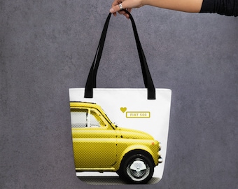 Puede incluir: Una bolsa de tela blanca con asas negras presenta un coche Fiat 500 amarillo con un corazón rojo y el texto "FIAT 500".