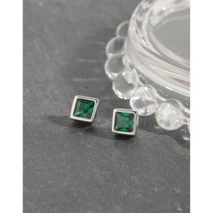 Smaragd Ohrstecker | 5 mm Smaragd Ohrringe in 14k Weißgold | Lünette Set Mai Birthstone Ohrstecker | Elegantes Geschenk für Sie