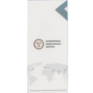 Op de afbeelding: Een witte brochure met een wereldkaart en de tekst "INTERNATIONAL GEMOLOGICAL INSTITUTE". De brochure bevat ook een cirkelvormig zegel met de tekst "IGI" en "1975". De onderkant van de brochure luidt "THE GLOBAL AUTHORITY IN DIAMOND, GEMSTONE AND JEWELRY GRADING".