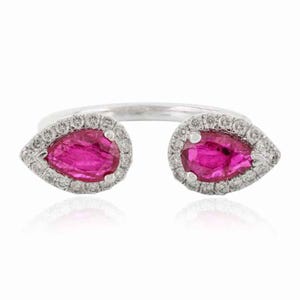 Op de afbeelding: Een ring van witgoud met twee peervormige robijnen die zijn gezet in een halo van diamanten.
