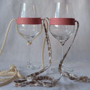Weinglashalter zum umhängen aus veganem Leder für Weinfest, Weinwanderung, Leopardenmuster & verschiedene Farben, Geschenkidee Weinliebhaber
