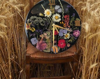 Beautiful flower work Eye-catching resin wall clock