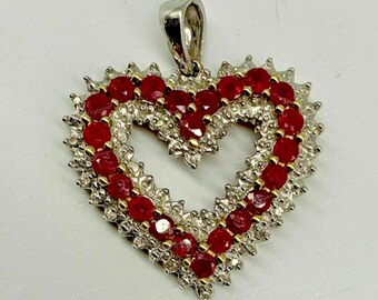 Hartvorm rond geslepen rode robijn en diamantclusterhanger voor dames. Massief 14k witgoud, valentijnscadeau, cadeau voor speciale gelegenheden
