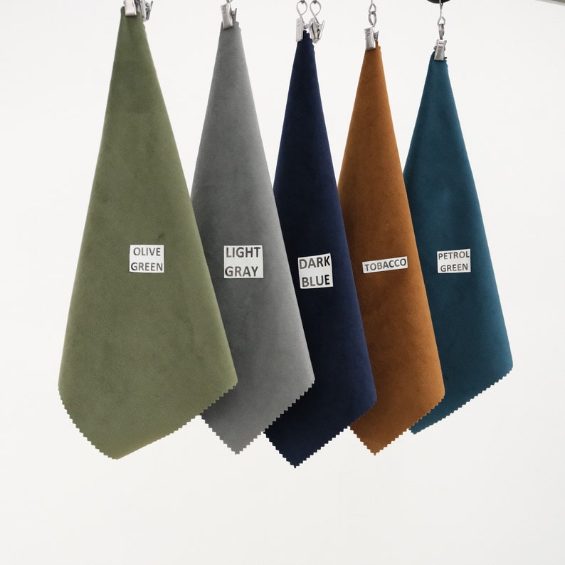 Puede incluir: Cinco muestras de tela colgando de pinzas. Las muestras son de color verde oliva, gris claro, azul oscuro, marr&oacute;n tabaco y verde petr&oacute;leo. Los nombres de los colores est&aacute;n impresos en cada muestra.