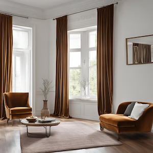 K&ouml;nnte beinhalten: Ein Wohnzimmer mit zwei braunen Samtvorh&auml;ngen, einem braunen Samtarmlehnstuhl, einer braunen Samtliege, einem Couchtisch mit Dekoartikeln und einem Teppich auf dem Boden.