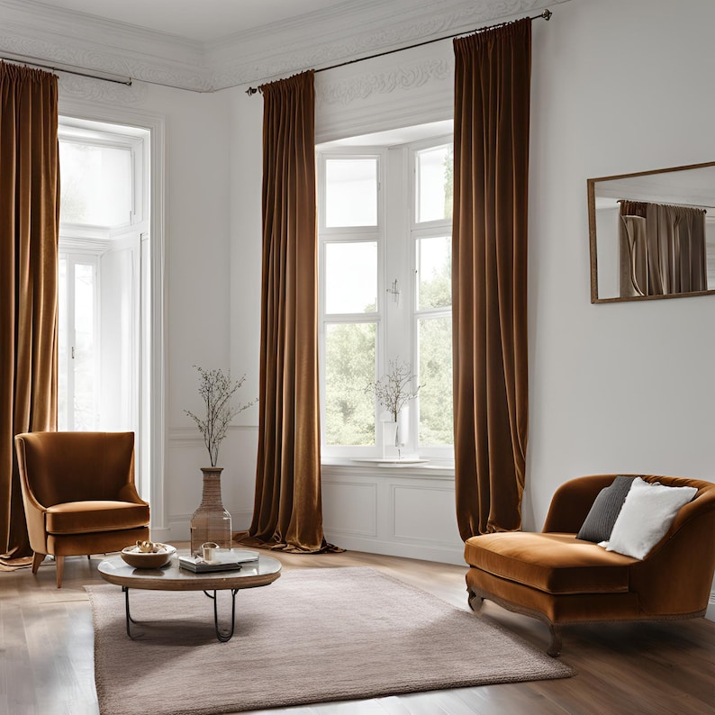 K&ouml;nnte beinhalten: Ein Wohnzimmer mit zwei braunen Samtvorh&auml;ngen, einem braunen Samtarmlehnstuhl, einer braunen Samtliege, einem Couchtisch mit Dekoartikeln und einem Teppich auf dem Boden.