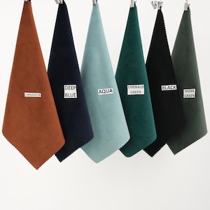 Puede incluir: Seis muestras de tela en diferentes colores, incluyendo canela, azul oscuro, aguamarina, verde esmeralda, negro y verde musgo. Las muestras est&aacute;n dispuestas en una fila de izquierda a derecha.