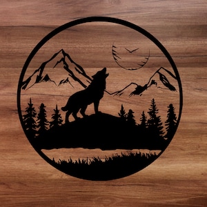 Può includere: Silhouette in bianco e nero di un lupo che ulula alla luna in un paesaggio montano. Il lupo è in piedi su una collina con alberi e montagne sullo sfondo. La luna è a forma di falce di luna con un quadrante dell'orologio al suo interno.