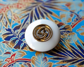 Vintage Gucci GG White Interlock Buttons. 23 mm/0.9 in