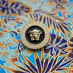 Vintage Versace zwarte medusa-knopen. Verkrijgbaar in 2 maten