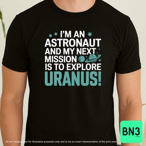 Utforska Uranus med stil med denna kvicka astronaut roliga skjorta