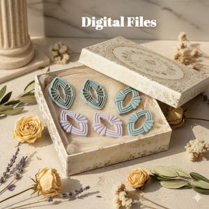 Puede incluir: Una caja decorativa con tapa, que contiene seis cortadores de galletas de forma geométrica en tonos azules y lavanda. La caja está abierta, revelando los cortadores anidados en una cama de tela. El texto "Digital Files" está impreso.