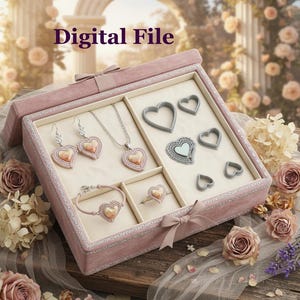 Puede incluir: Una caja de joyería de terciopelo rosa con un lazo a juego, que contiene un juego de joyas en forma de corazón y cortadores de galletas en forma de corazón. El conjunto incluye aretes, un collar, una pulsera y un anillo. La joyería tiene un diseño rosa y dorado. El texto "Digital File" es visible.