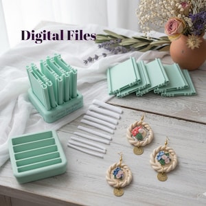 Puede incluir: Un surtido de materiales de artesanía y pendientes hechos a mano. La imagen presenta varios recipientes rectangulares verde menta, varillas blancas y tres pares de pendientes con diseños florales y detalles dorados. El texto "Digital Files" es visible.