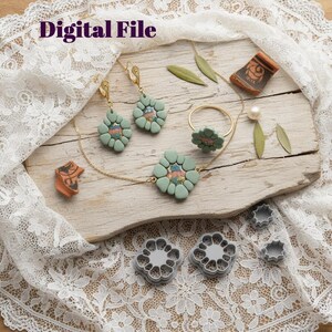 Könnte beinhalten: Eine Sammlung handgefertigter Schmuckstücke und blütenförmiger Ausstecher. Der Schmuck umfasst Ohrringe, eine Halskette und einen Ring, alle mit einem hellgrünen Blumendesign mit goldenen Akzenten. Der Text "Digital File" ist ebenfalls enthalten.