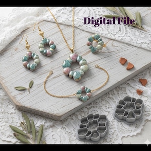 Puede incluir: Un conjunto de joyas con collar, pendientes, anillo y pulsera con diseño floral. Las joyas están hechas de cuentas azul claro, rosa y doradas. Las palabras "Digital File" están en la esquina superior derecha.